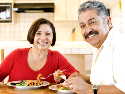 La gente puede tomar medidas para minimizar los efectos de enfermedades crónicas con una dieta saludable, control de peso, dormir bien y mantenerse felizmente sociables y con actividades que mantengan a la gente ocupada y saludable.